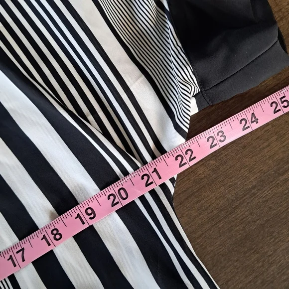 Vince Camuto Graphic Black And White Striped Top And Skirt Set Size Medium - Picture 9 of 10